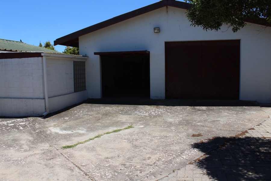 3 Bedroom Property for Sale in Middedorp Western Cape